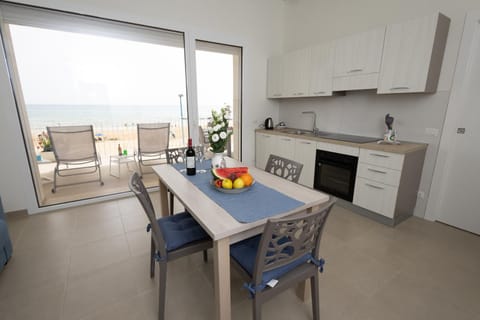 Natural landscape, Summer, View (from property/room), Balcony/Terrace, Balcony/Terrace, Kitchen or kitchenette, Dining area, Sea view, Sea view, Breakfast, dishwasher, flat iron, minibar, oven, stove, toaster, kitchen, kitchen, air conditioner, air conditioner