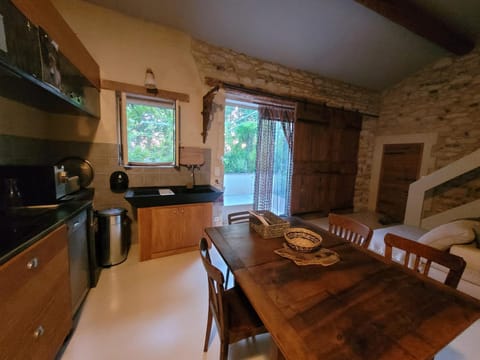 Kitchen or kitchenette, Dining area