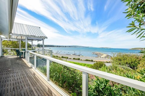 Magnificent Views Over the Bay House in Encounter Bay