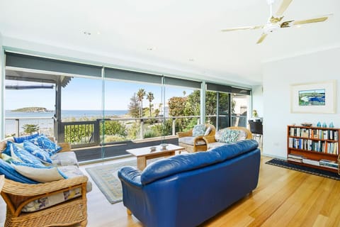 Magnificent Views Over the Bay House in Encounter Bay