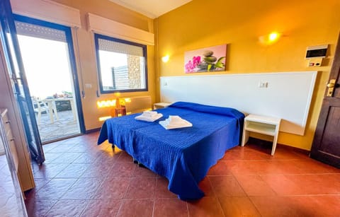 Bed, Dining area, wardrobe