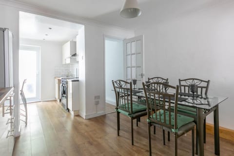 Stylish 2BD Family Hideaway in Dover House in Dover
