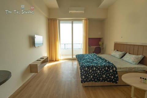 Taj Suites & Studios-Top Place Couple Friendly Stay at Luxury Gaur City Mall #Movie, #Food Court #Shopping Condominio in Noida