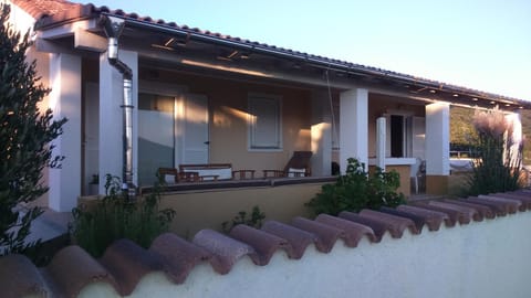 Facade/entrance, Neighbourhood, On site