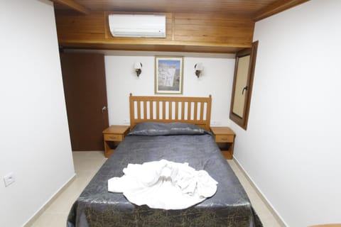 Bed, Bedroom, towels, air conditioner