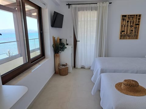 Bed, Natural landscape, Bathroom, TV and multimedia, Coffee/tea facilities, Balcony/Terrace, Beach, Bedroom, Sea view, Area and facilities, flat iron, wardrobe