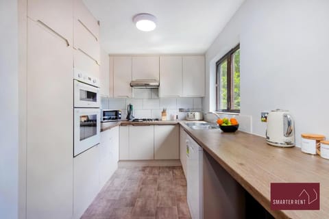Isleworth - 4 Bed Modern House Apartment in Isleworth
