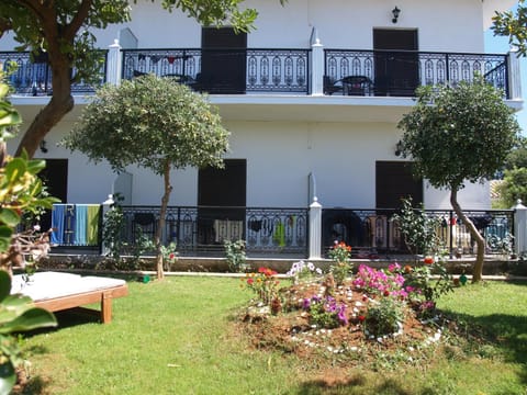 Property building, Day, Garden, Balcony/Terrace, Garden view