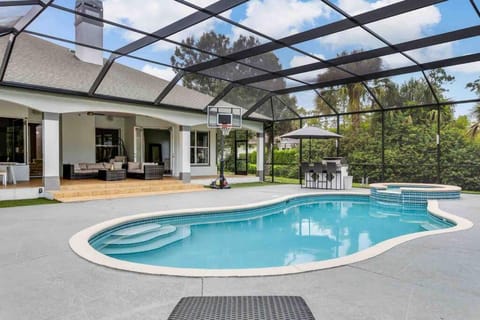 Luxury home, close to the beach and heated pool. House in Collier County