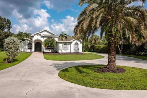 Luxury home, close to the beach and heated pool. House in Collier County