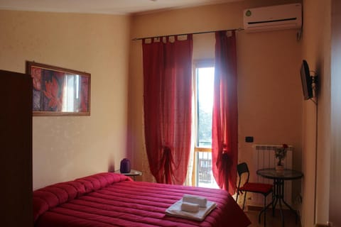 TV and multimedia, Photo of the whole room, Bedroom