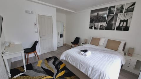 Deluxe Double bedroom with private bathroom, parking and WiFi Bed and Breakfast in Leeds