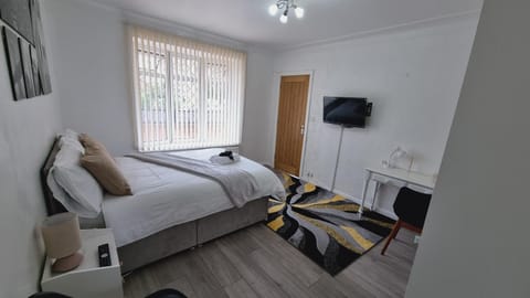 Deluxe Double bedroom with private bathroom, parking and WiFi Bed and Breakfast in Leeds