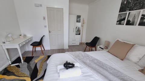 Deluxe Double bedroom with private bathroom, parking and WiFi Bed and Breakfast in Leeds