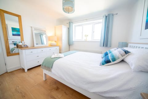 Photo of the whole room, Bedroom, wardrobe