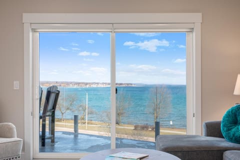 Luxury Downtown 2BDR Lake View Penthouse Condo steps to Beach 403E Condominio in Traverse City