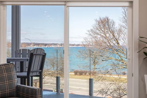 Luxury Downtown 2BDR Lake View 2nd Floor Condo on West Bay 203E Condominio in Traverse City