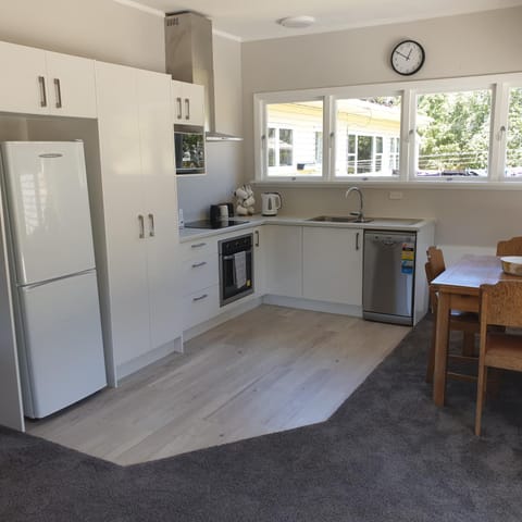 Kitchen or kitchenette, Dining area, dishwasher, minibar, pet friendly, stove, toaster