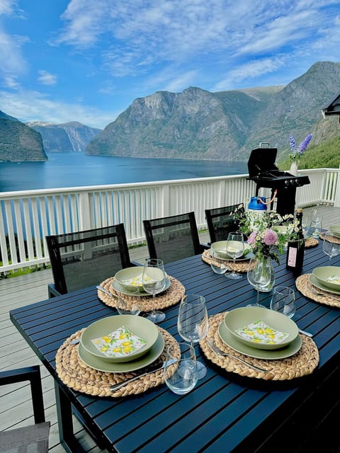 Natural landscape, View (from property/room), Balcony/Terrace, Food and drinks, Dining area, Lake view, Mountain view