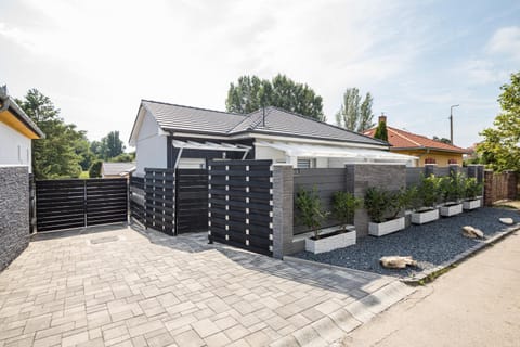 Property building, Day, Garden, Garden view