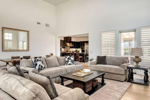 Stylish Luxury Signature PGA with Private Pool & Golf Cart. LIC# 259358 - 4 Bedrooms House in La Quinta