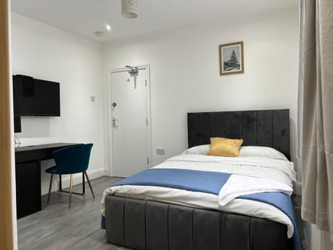 En-suite double room Vacation rental in Ilford