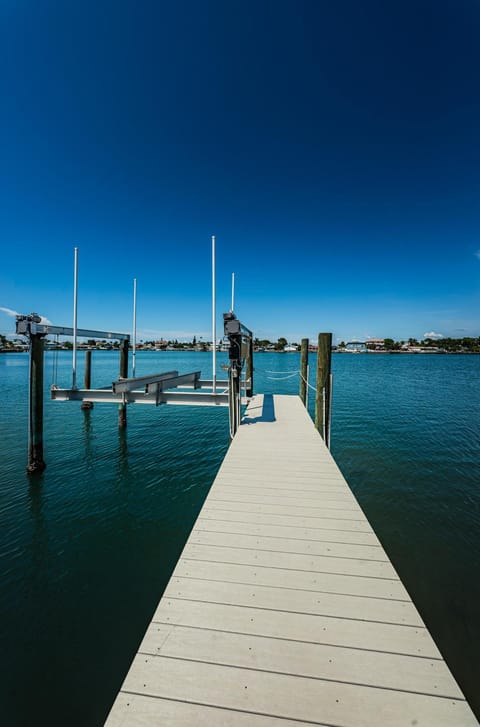 Castaway Waterfront Home Haus in Indian Rocks Beach