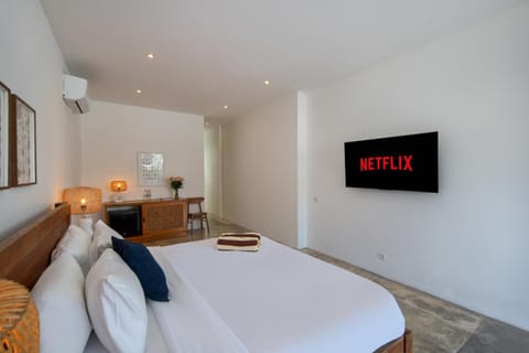 Bed, TV and multimedia, Photo of the whole room, Bedroom