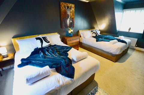 5 Bedroom House -Sleeps 12- Big Savings On Long Stays! Maison in Braintree