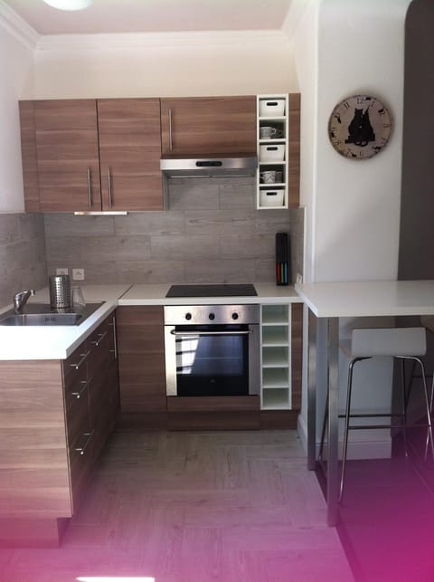 Kitchen or kitchenette, Dining area, minibar, pet friendly, stove