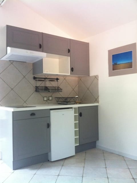 Kitchen or kitchenette, minibar, stove