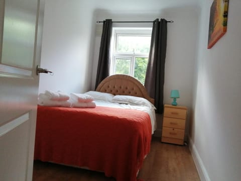 Lovely 3 Bedrooms Flat Near Romford Station With Free Parking Apartment in Romford