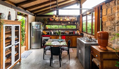 Kitchen or kitchenette, Dining area