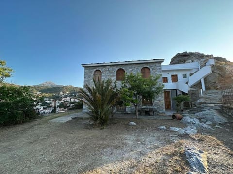 Property building, Day, Natural landscape, Landmark view, Mountain view