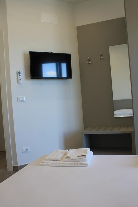 Bed, TV and multimedia, towels