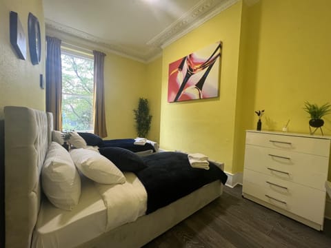 LUXURY Holiday Home Elizabeth Line Apartment in London Borough of Ealing