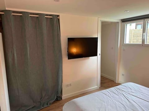 Bed, TV and multimedia, Bedroom