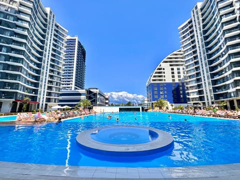 Property building, Nearby landmark, Day, City view, Pool view, Swimming pool, sunbed