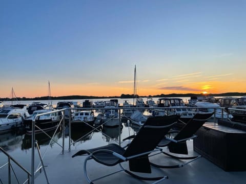 Führerscheinfreies mobiles Hausboot Barco atracado in Rechlin