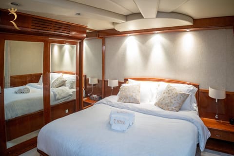 A Serene Getaway Loloa Pleasure Houseboat Condo in Abu Dhabi
