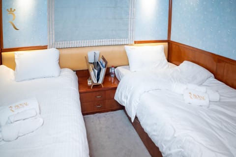 A Serene Getaway Loloa Pleasure Houseboat Condominio in Abu Dhabi