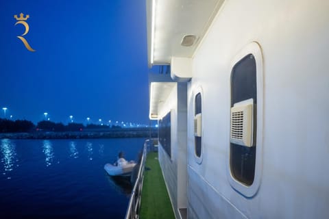A Serene Getaway Loloa Pleasure Houseboat Copropriété in Abu Dhabi