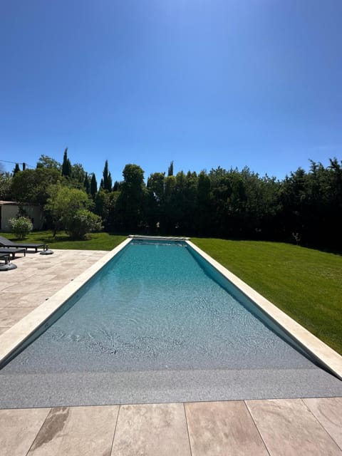 Grand Mas Provençal rénové avec piscine-plage House in Cavaillon