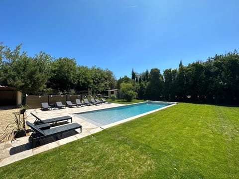 Grand Mas Provençal rénové avec piscine-plage House in Cavaillon