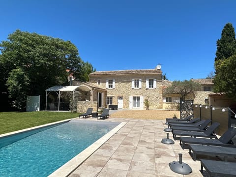 Grand Mas Provençal rénové avec piscine-plage House in Cavaillon