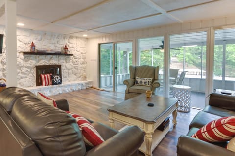 Lake of the Ozarks Getaway with Private Dock! Maison in Lake of the Ozarks