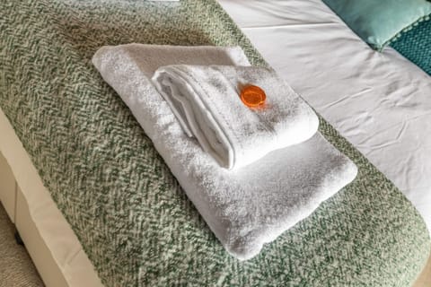 Bed, towels