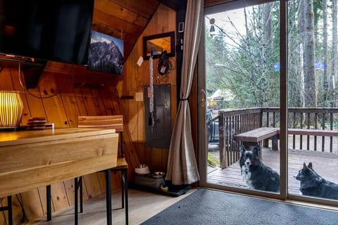 Retro A-Frame Cabin - Firepit & Fireplace House in King County