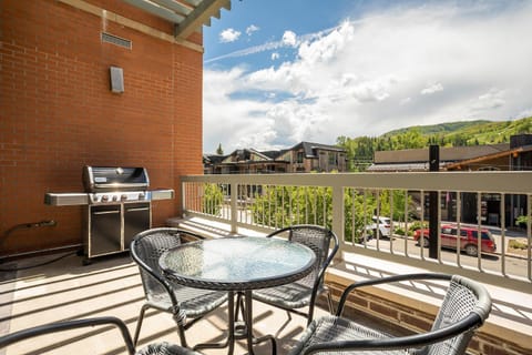 Sprawling Condo - Central Downtown - Resort 10-min House in Steamboat Springs