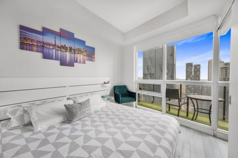 Luxury Downtown Toronto 2 Bedroom Suite with City and Lake Views and Free Parking Condo in Toronto